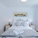 Spacious Stretford 3-Bed, Driveway Parking, Pool Table, Sleeps 6 *