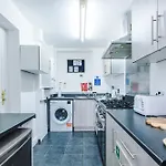 Spacious Stretford 3-Bed, Driveway Parking, Pool Table, Sleeps 6 * Манчестер