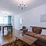 Spacious Stretford 3-bed, Driveway Parking, Pool Table, Sleeps 6 *