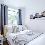 Spacious Stretford 3-bed, Driveway Parking, Pool Table, Sleeps 6