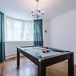 Spacious Stretford 3-Bed, Driveway Parking, Pool Table, Sleeps 6 Манчестер
