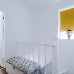 Дом отдыха Spacious Stretford 3-Bed, Driveway Parking, Pool Table, Sleeps 6 *