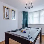 Casa de Férias Spacious Stretford 3-bed, Driveway Parking, Pool Table, Sleeps 6 Manchester