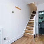 Spacious Stretford 3-Bed, Driveway Parking, Pool Table, Sleeps 6 Манчестер