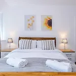 Spacious Stretford 3-bed, Driveway Parking, Pool Table, Sleeps 6