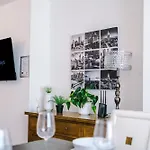 Spacious Stretford 3-bed, Driveway Parking, Pool Table, Sleeps 6