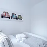 Дом отдыха Spacious Stretford 3-Bed, Driveway Parking, Pool Table, Sleeps 6