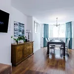 Spacious Stretford 3-bed, Driveway Parking, Pool Table, Sleeps 6 Tatil Evi *