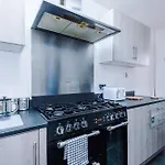 Spacious Stretford 3-bed, Driveway Parking, Pool Table, Sleeps 6 *