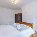 Spacious Stretford 3-Bed, Driveway Parking, Pool Table, Sleeps 6 Дом отдыха *