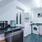Tatil Evi Spacious Stretford 3-bed, Driveway Parking, Pool Table, Sleeps 6 *
