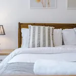 Spacious Stretford 3-Bed, Driveway Parking, Pool Table, Sleeps 6 Дом отдыха Манчестер