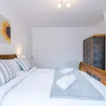 Spacious Stretford 3-Bed, Driveway Parking, Pool Table, Sleeps 6 *