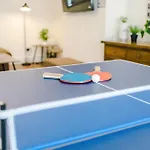 Spacious Stretford 3-bed, Driveway Parking, Pool Table, Sleeps 6 Tatil Evi