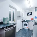 Spacious Stretford 3-Bed, Driveway Parking, Pool Table, Sleeps 6 * Манчестер