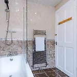 Tatil Evi Spacious Stretford 3-bed, Driveway Parking, Pool Table, Sleeps 6 *