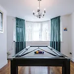 Spacious Stretford 3-Bed, Driveway Parking, Pool Table, Sleeps 6 Манчестер