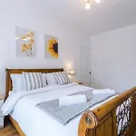 Spacious Stretford 3-Bed, Driveway Parking, Pool Table, Sleeps 6 Дом отдыха Манчестер