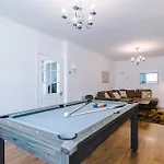 Spacious Stretford 3-bed, Driveway Parking, Pool Table, Sleeps 6 Casa de Férias