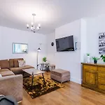 Tatil Evi Spacious Stretford 3-bed, Driveway Parking, Pool Table, Sleeps 6