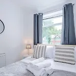 Casa de Férias Spacious Stretford 3-bed, Driveway Parking, Pool Table, Sleeps 6 *