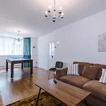 Tatil Evi Spacious Stretford 3-bed, Driveway Parking, Pool Table, Sleeps 6 Manchester
