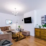 Spacious Stretford 3-Bed, Driveway Parking, Pool Table, Sleeps 6 * Манчестер