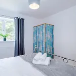 Spacious Stretford 3-Bed, Driveway Parking, Pool Table, Sleeps 6 Дом отдыха Манчестер
