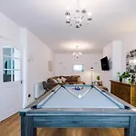 Spacious Stretford 3-bed, Driveway Parking, Pool Table, Sleeps 6 *