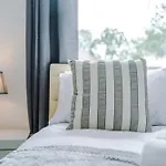 Spacious Stretford 3-Bed, Driveway Parking, Pool Table, Sleeps 6 Манчестер