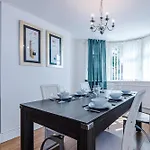 Spacious Stretford 3-bed, Driveway Parking, Pool Table, Sleeps 6