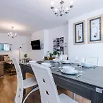 Casa de Férias Spacious Stretford 3-bed, Driveway Parking, Pool Table, Sleeps 6 Manchester