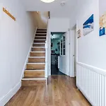 Spacious Stretford 3-Bed, Driveway Parking, Pool Table, Sleeps 6 Дом отдыха Манчестер