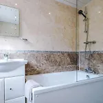 Дом отдыха Spacious Stretford 3-Bed, Driveway Parking, Pool Table, Sleeps 6 Манчестер