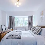 Tatil Evi Spacious Stretford 3-bed, Driveway Parking, Pool Table, Sleeps 6 *