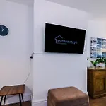 Spacious Stretford 3-Bed, Driveway Parking, Pool Table, Sleeps 6 Манчестер