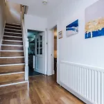 Spacious Stretford 3-Bed, Driveway Parking, Pool Table, Sleeps 6 Манчестер