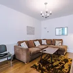 Spacious Stretford 3-Bed, Driveway Parking, Pool Table, Sleeps 6 Дом отдыха