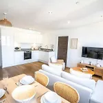 Zeni Alexandra Rise Two Bed Flat Apartment Manchester