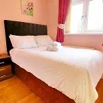 Home Base For Manchester 4 Bed-Garden-Free Parking - Pass The Keys *