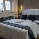 Luxehaus Mcr Holiday home *