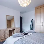 Media Home, Sleeps 7, Full Kitchen, Parking For 2 Tatil Evi