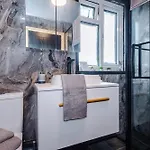 Media Home, Sleeps 7, Full Kitchen, Parking For 2 * Manchester