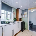 Media Home, Sleeps 7, Full Kitchen, Parking For 2 Manchester