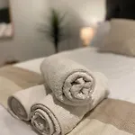 The Dyche-parking-local Attractions-fast Wi-fi Apartment