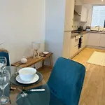 The Dyche-parking-local Attractions-fast Wi-fi Apartment *