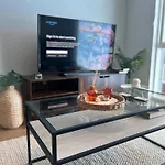 The Dyche-parking-local Attractions-fast Wi-fi Apartment