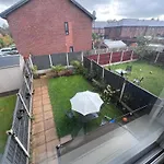 Spacious 2 Bed House In Manchester With Private Parking * Манчестер