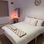 Дом отдыха Spacious 2 Bed House In Manchester With Private Parking Манчестер