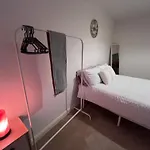Spacious 2 Bed House In Manchester With Private Parking Манчестер